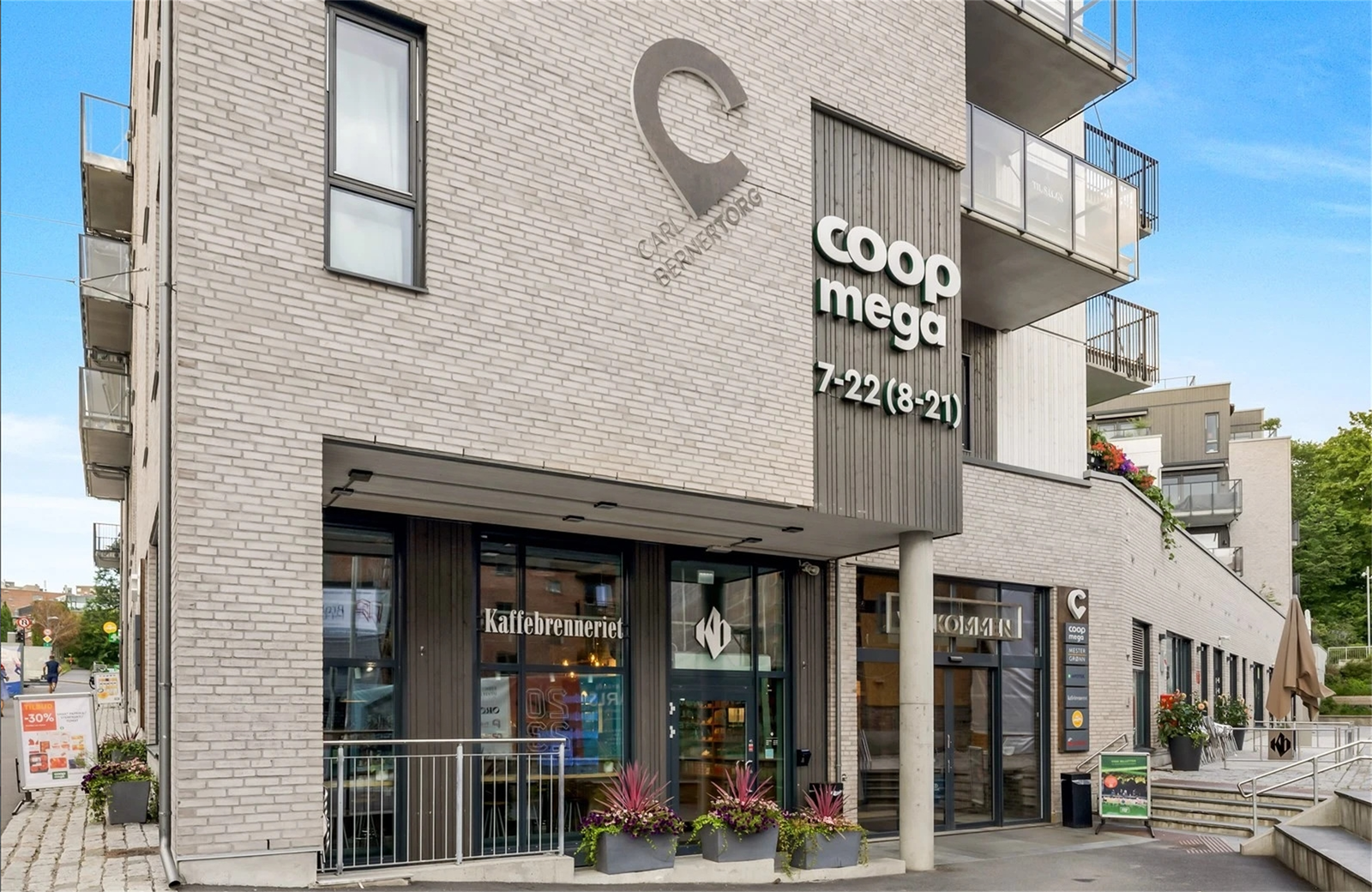 Carl Berner Torg (ca. 4 minutters gange fra leiligheten) med blant annet Coop Mega med ferskvaredisk, Kaffebrenneriet, Fly Chicken, Mestergrønn og Apotek. Galleribilde