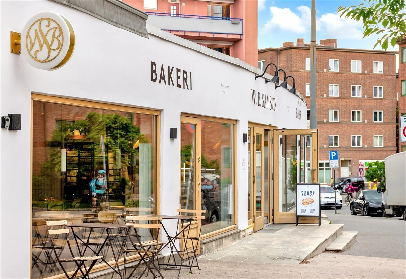 W.B Samson er en spasertur fra leiligheten med sine rykende ferske bakverk hver eneste dag. Galleribilde