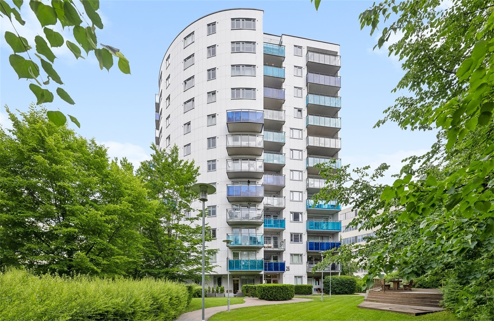 Fasaden på sommeren. Galleribilde