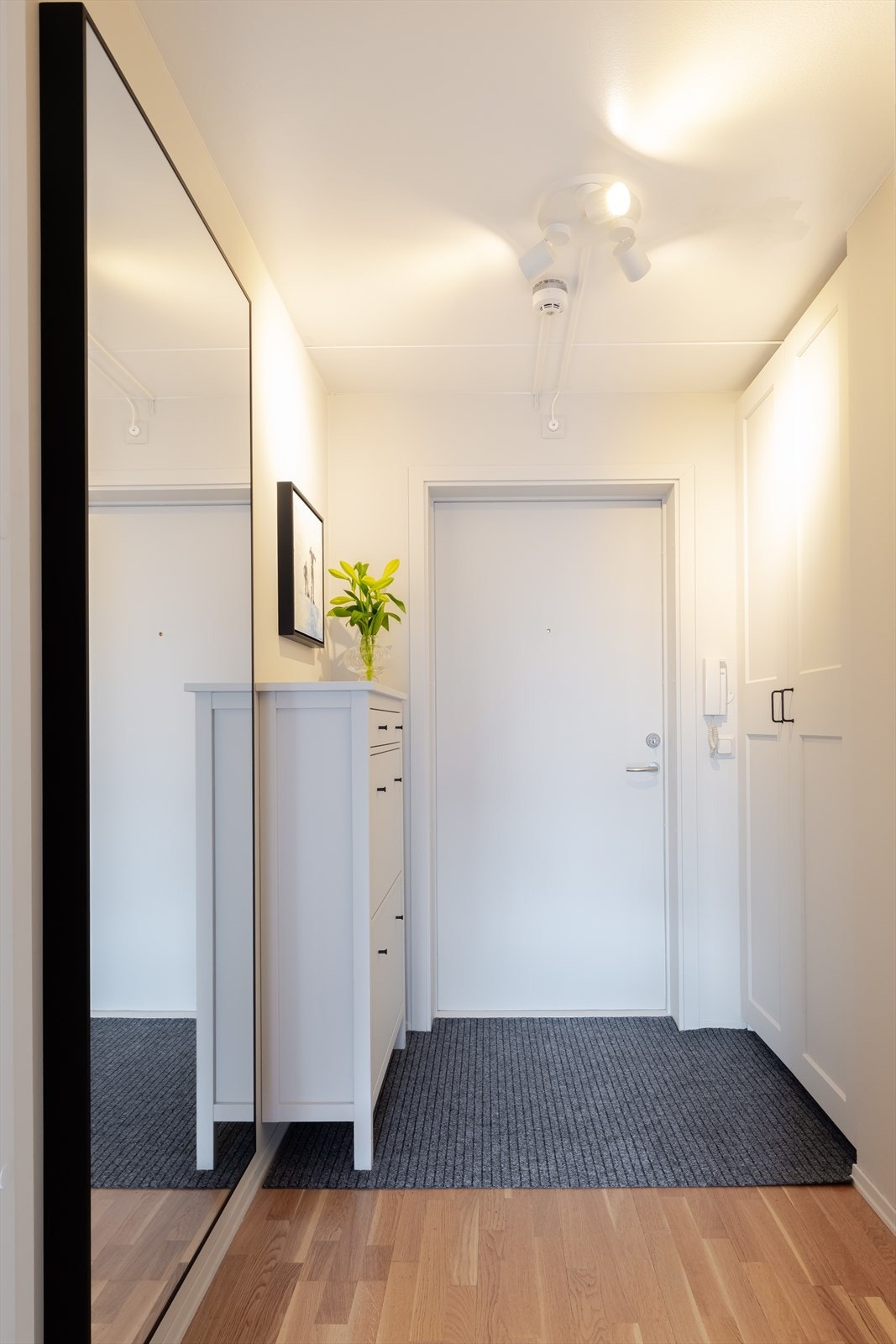 God innvendig oppbevaringsplass i tillegg til bod i kjeller på 8 kvm. Galleribilde