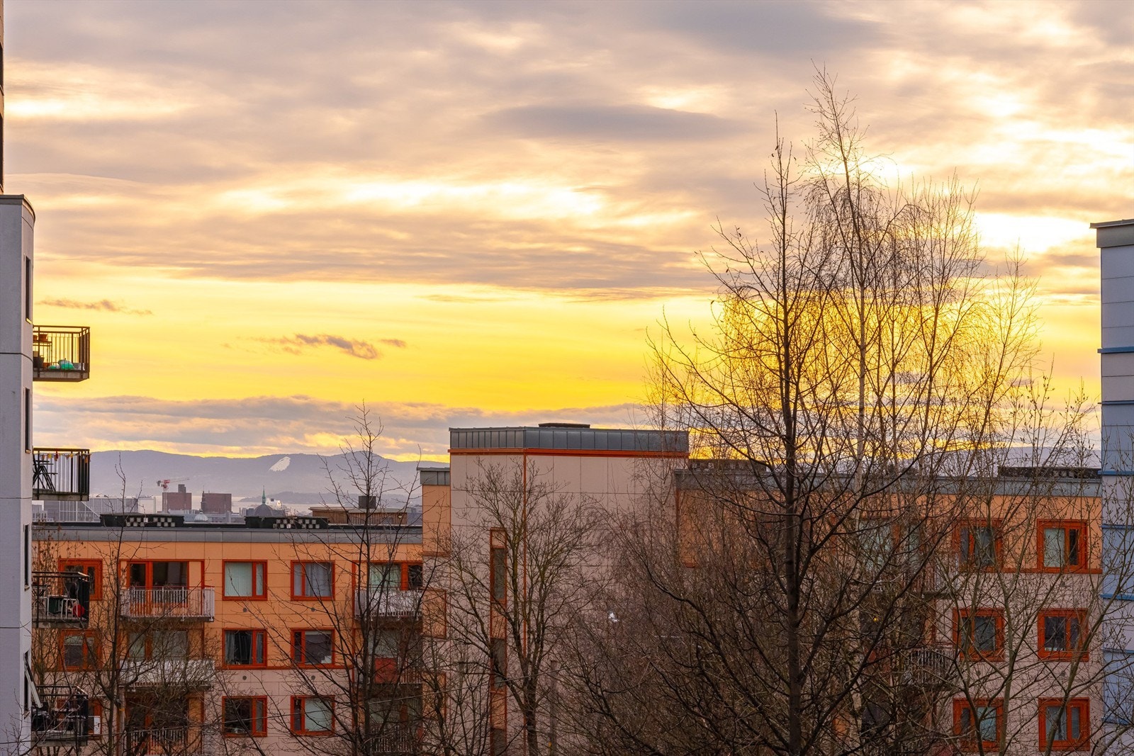 Bygården ligger på en høyde og har fin utsikt. Galleribilde