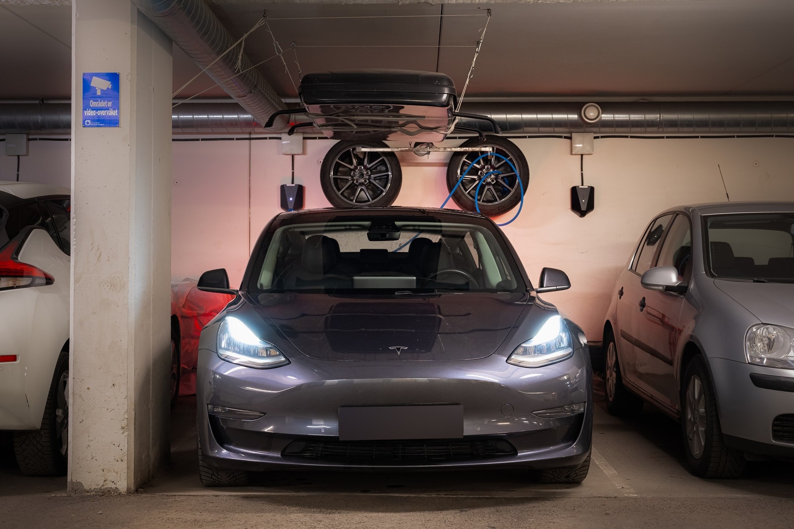 Medfølgende leierett til parkeringsplass nr. 5 med elbil-lader i oppvarmet garasjeanlegg i kjelleren for kr. 1.100,- pr. mnd. Galleribilde