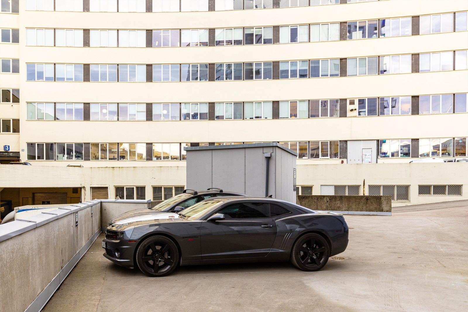 3 utvendige parkeringsplasser som er kostnadsfritt for gjester. Nabotomten er under spennende utvikling. Vennligst les mer om dette i salgsoppgaven. Galleribilde