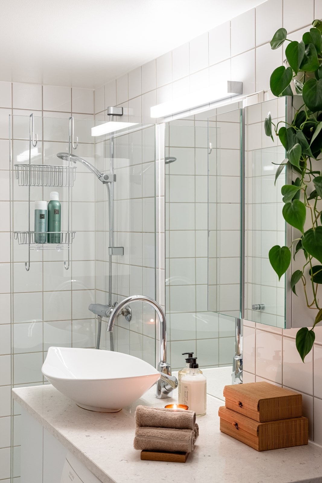 Badet er fra byggeår (2006), men har i senere tid blitt oppgradert med blant annet ny servant, vask, kran og steinplate. Galleribilde