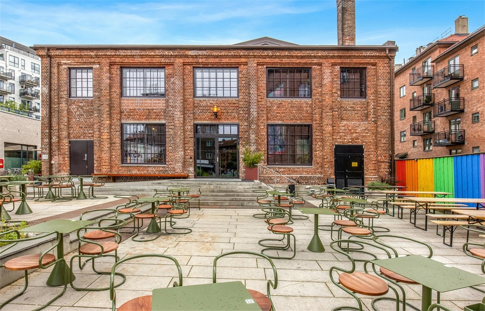Carls er fordelt over en kafé & bar, restaurant, uteservering, vinbar, og to store arrangementsrom. En gammel fabrikk fylt med liv og røre som gir puls til en bydel av Oslo i stor vekst. Galleribilde