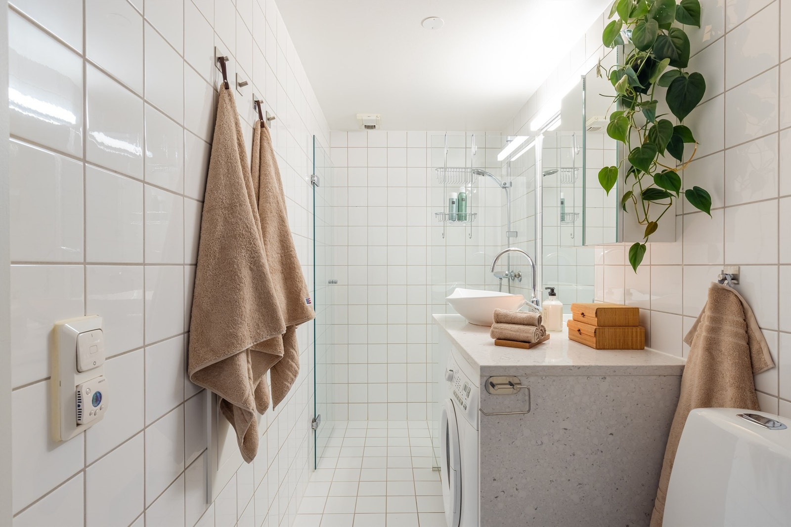 På badet er det opplegg for vaskemaskin og varmekabler i gulvet. Galleribilde