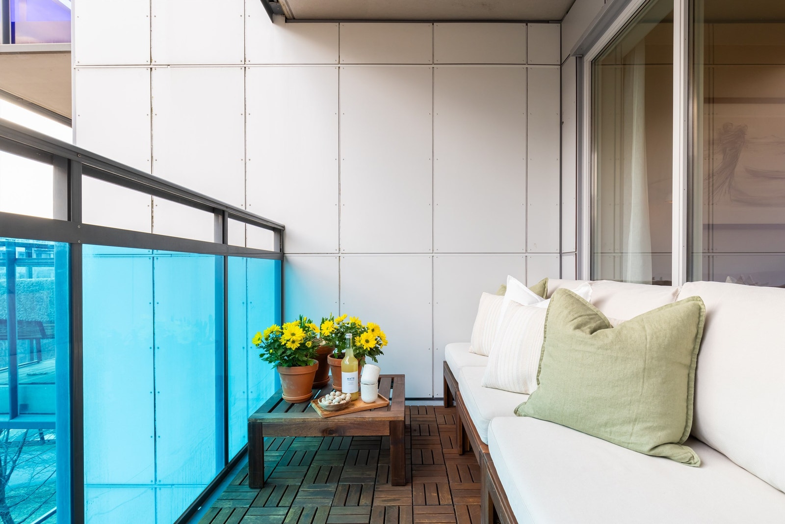 På varme dager blir balkongen en naturlig forlengelse av stuen. Lite innsyn. Galleribilde