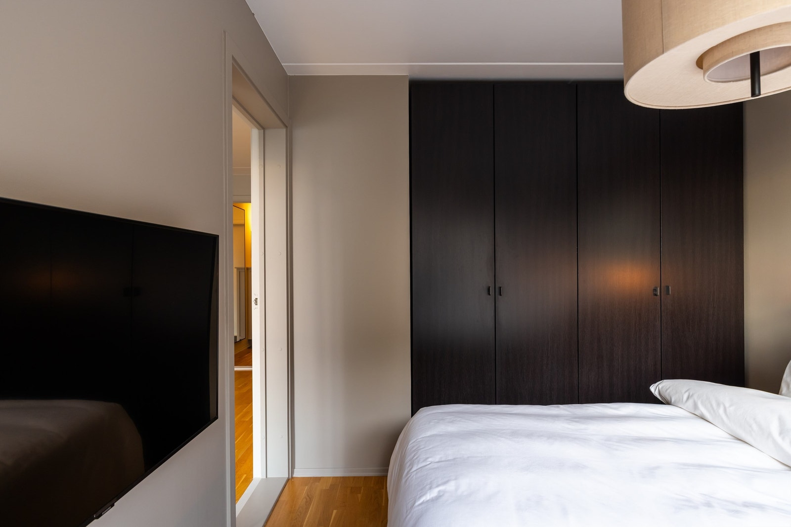 Innholdsrik PAX garderobeskap med nye dører og håndtak i 2024 medfølger ved salg. Galleribilde