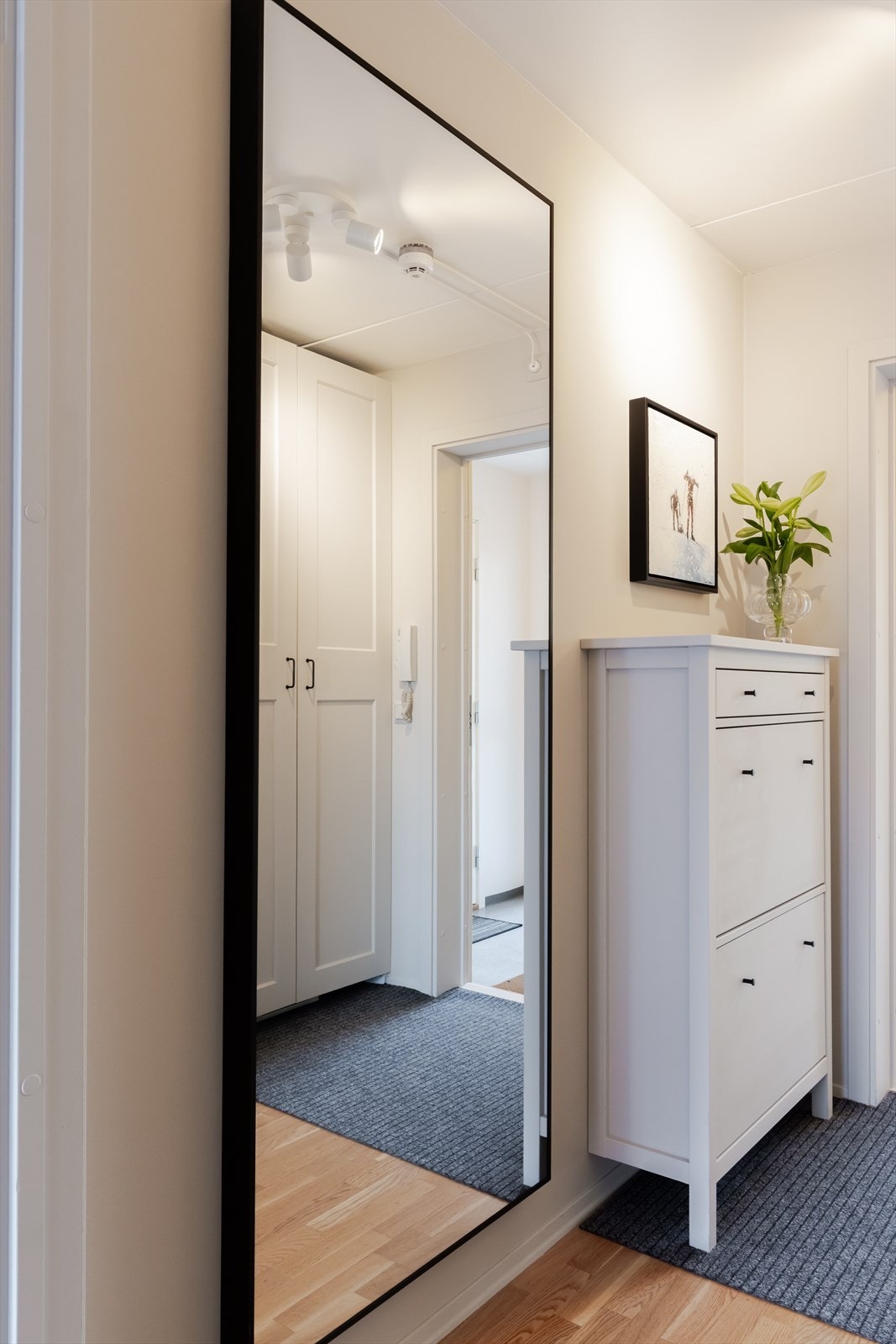 Innholdsrikt garderobeskap i gangen medfølger ved salg og ble montert i 2024 av nåværende eier. Galleribilde