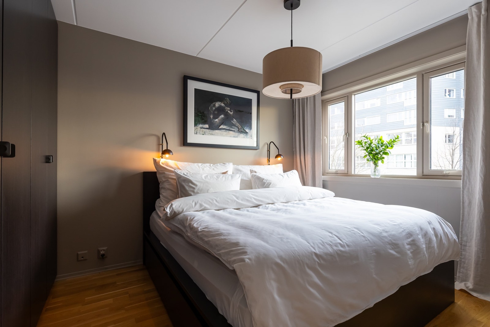 Svalt og romslig soverom med plass til stor dobbeltseng, nattbord og garderobeskap. Galleribilde