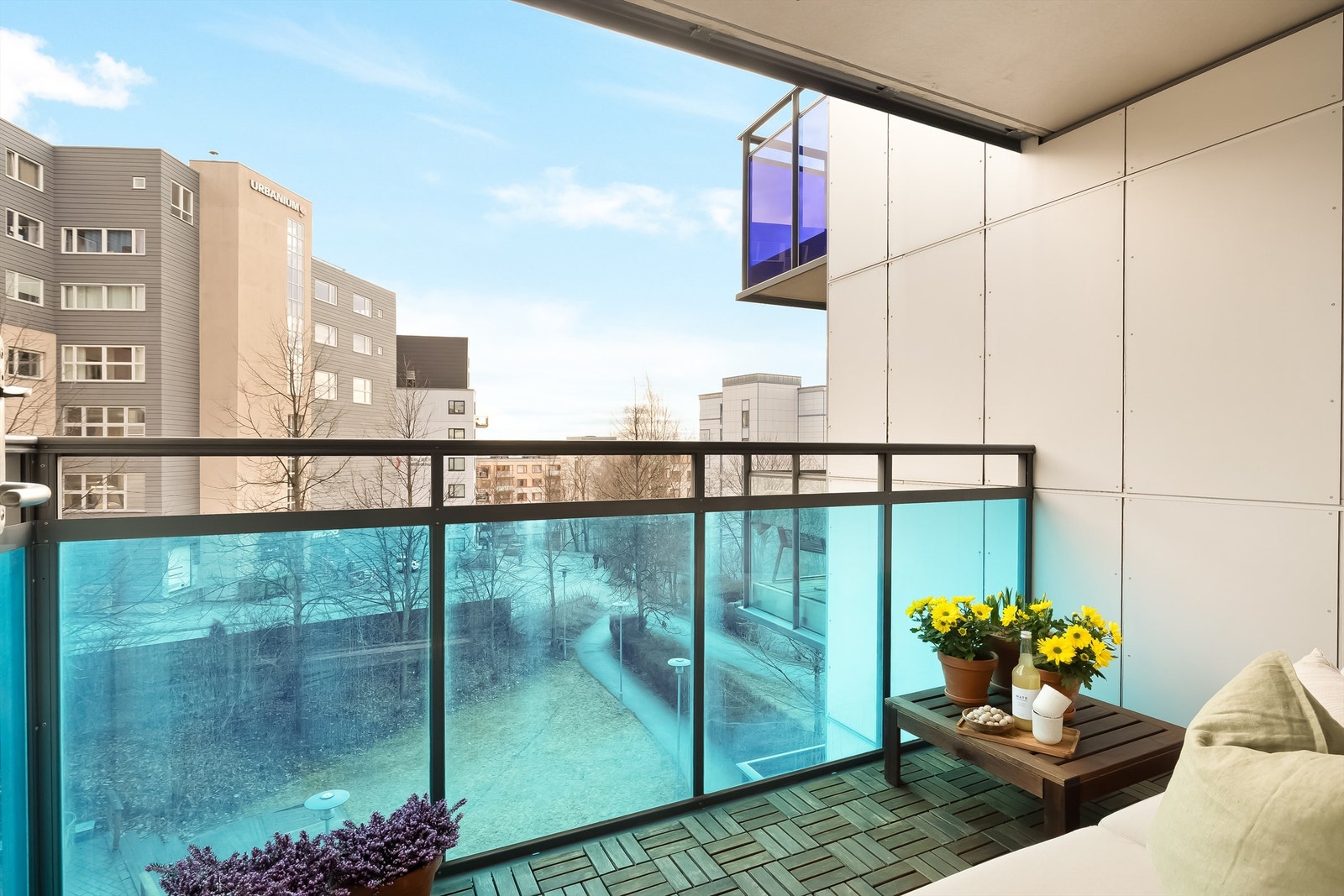 Her har du sol fra ca. kl. 13-19 på sommeren samt god plass til sittegruppe med tilhørende bord og gassgrill. Galleribilde