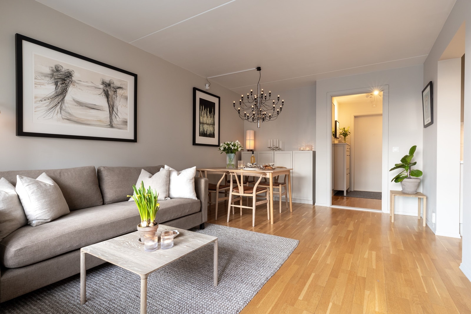 En delikat, lys og innholdsrik 2-roms som ligger supersentralt til, men likevel tilbaketrukket på en høyde ved Sinsen/Carl Berner. Galleribilde