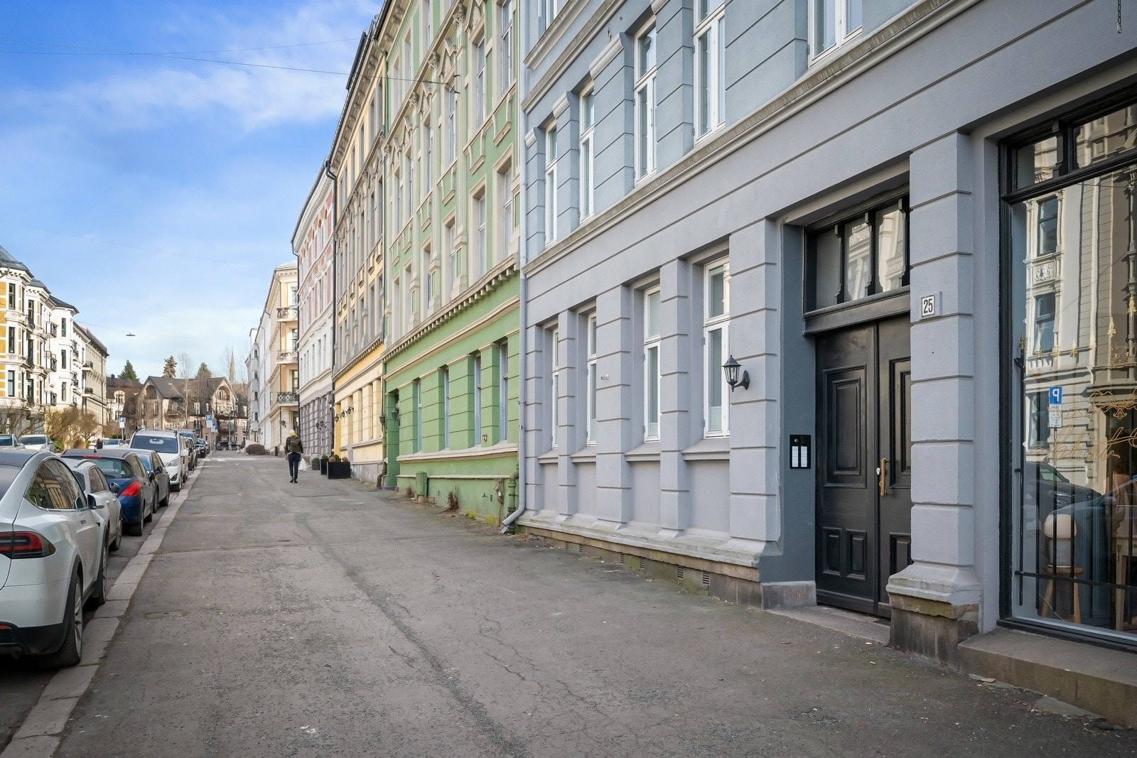 På utsiden av bygget får du et godt førsteinntrykk i møte med sameiets klassiske fasade. Galleribilde