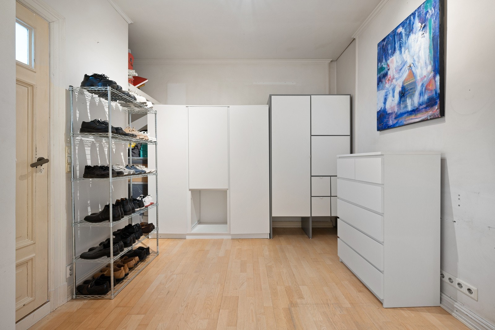 Vegg i vegg med badet har man et romslig garderoberom. Også her har man god takhøyde. Galleribilde