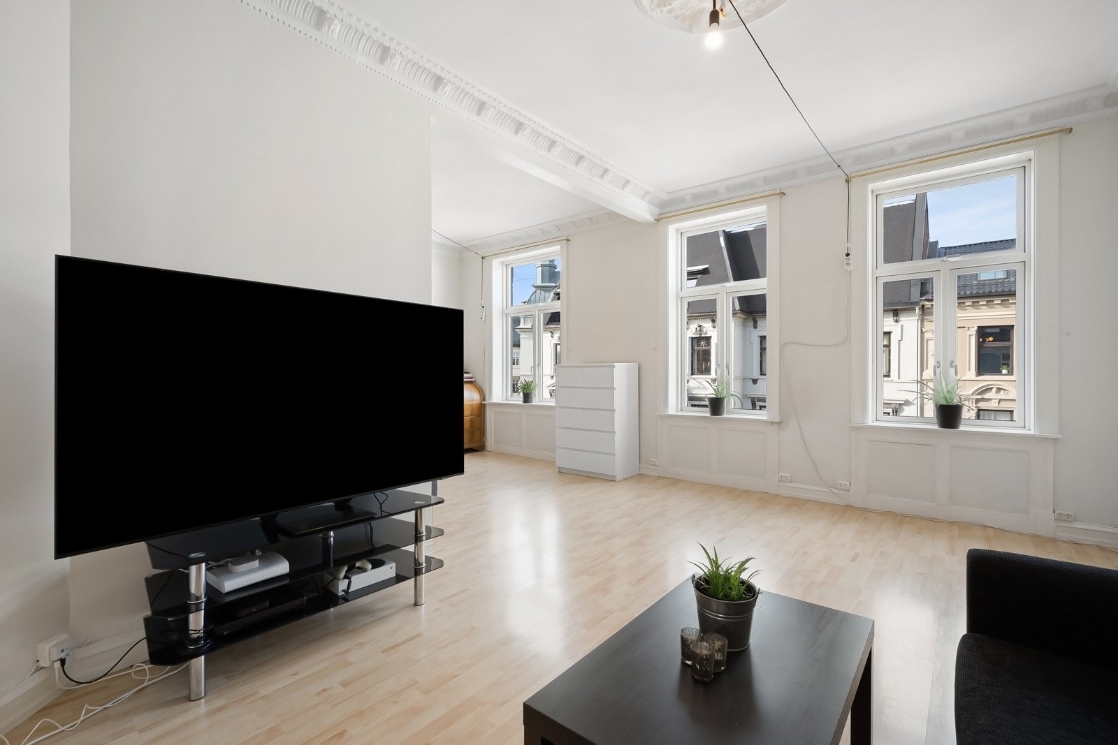 Stuen er romslig med takhøyde på 2,96 m som gir god romfølelse. Galleribilde