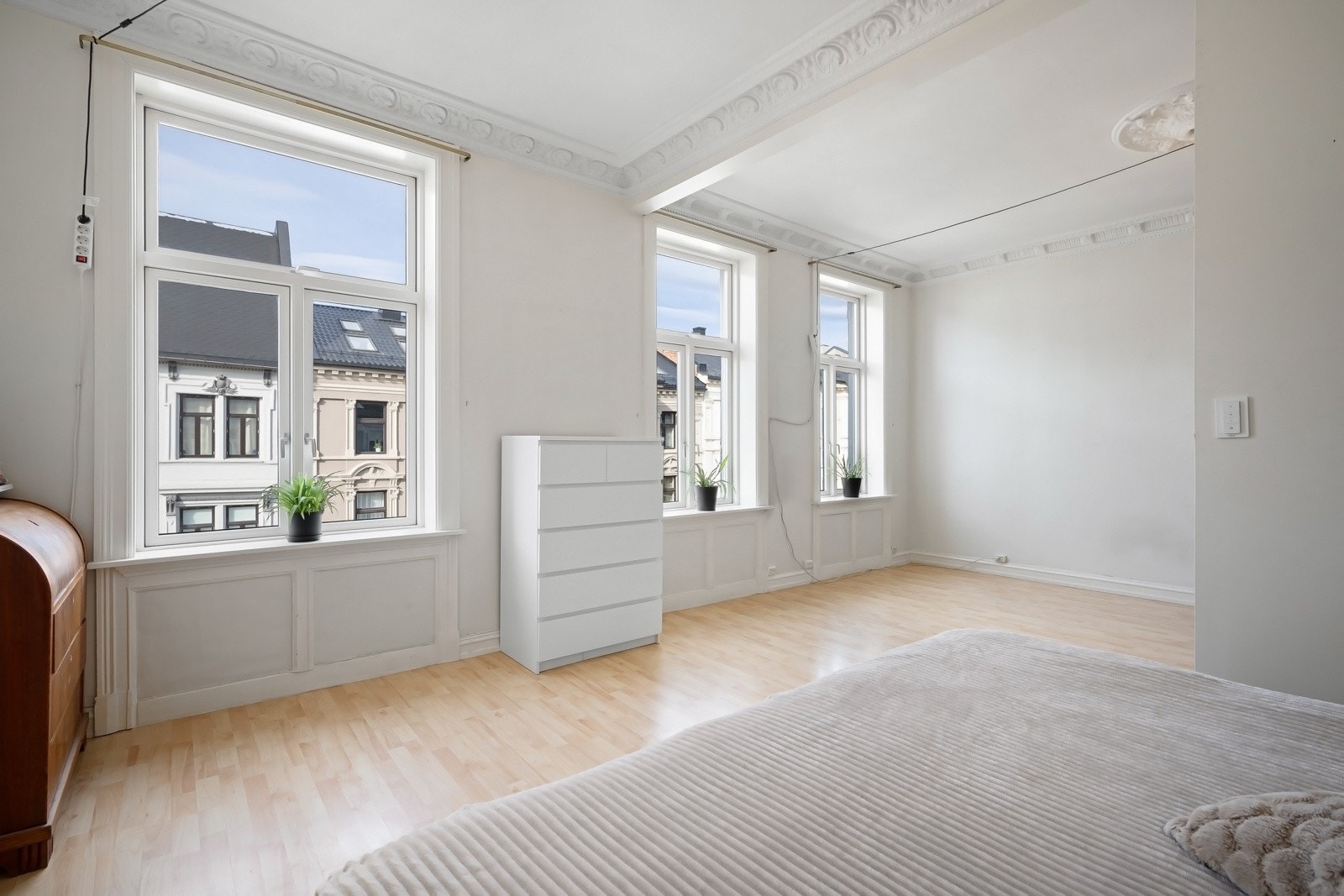 Videre har rommet dype vinduskarmer og utsyn mot vakre bygårder. Galleribilde