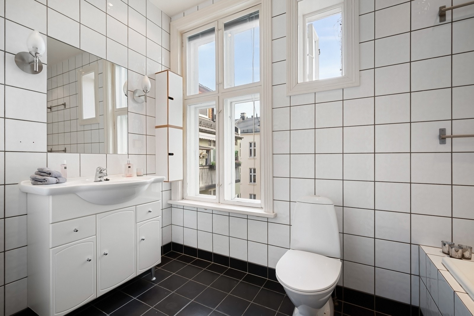 Boligen har i dag et flislagt bad med varmekabler i gulv. Galleribilde