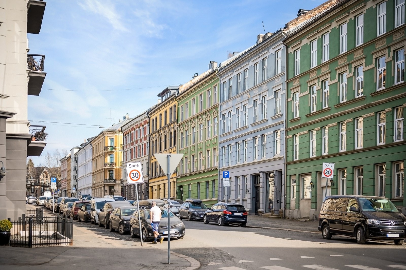 Boligen ligger i en rolig gate med kort gangavstand til "alt". Galleribilde