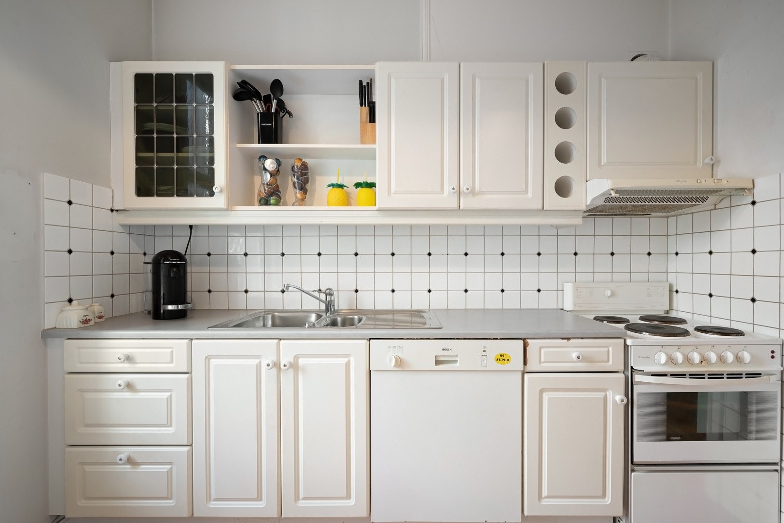 Videre er kjøkkenet utstyrt med hvitevarer som komfyr, kjøleskap og oppvaskmaskin. Det er kjøkkenventilator med avtrekk ut. Galleribilde