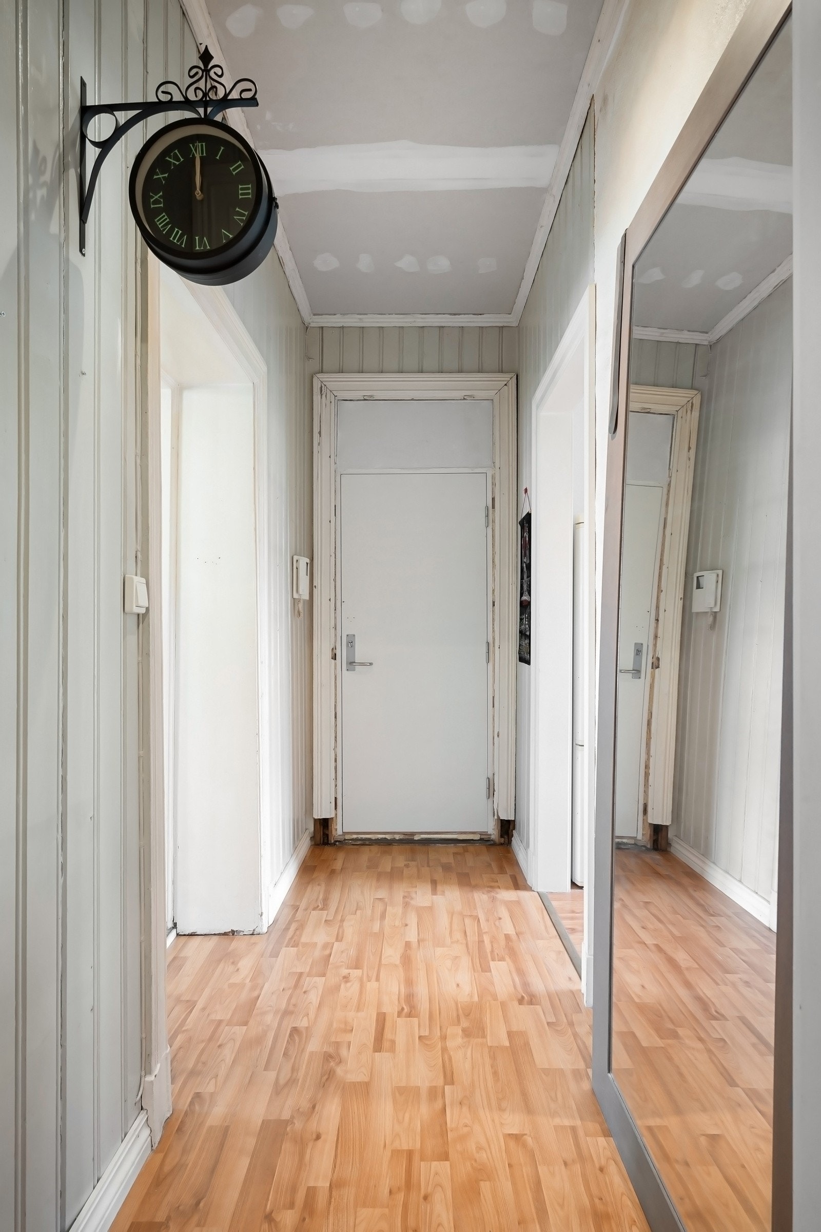 I entréen har du plass til å henge fra deg yttertøyet. Entrédør er skiftet i 2022. Galleribilde