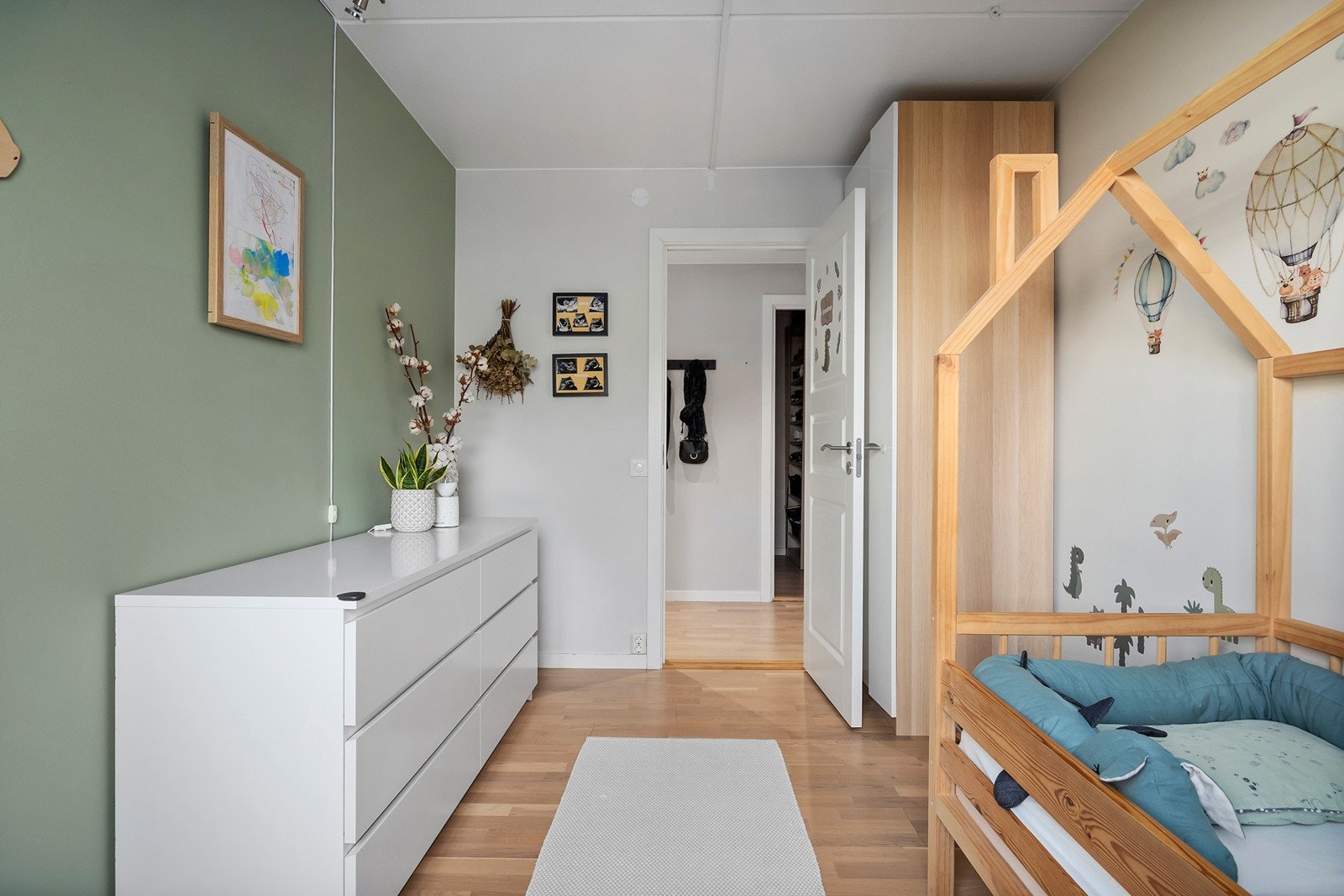Soverom 3 har garderobeskap Galleribilde