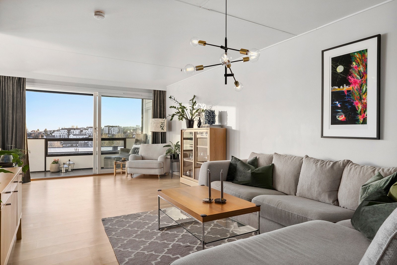 Stor stue med god plass til sittegruppe Galleribilde