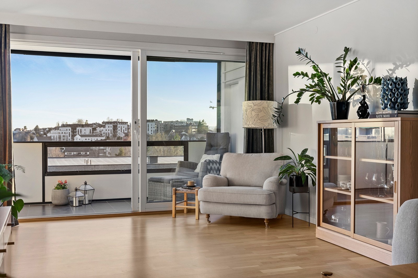 Store vindusflater som slipper inn rikelig med naturlig lys Galleribilde