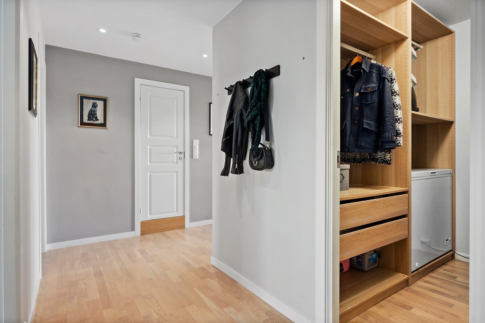 Fra entré er det adkomst til praktisk innvendig bod/walk-in closet Galleribilde