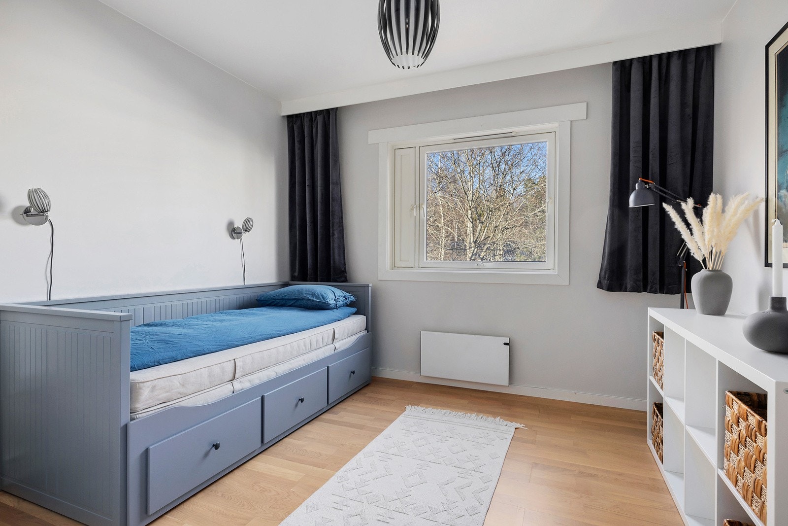 Soverom 2 er et godt rom med parkett på gulv og malte slette vegger Galleribilde