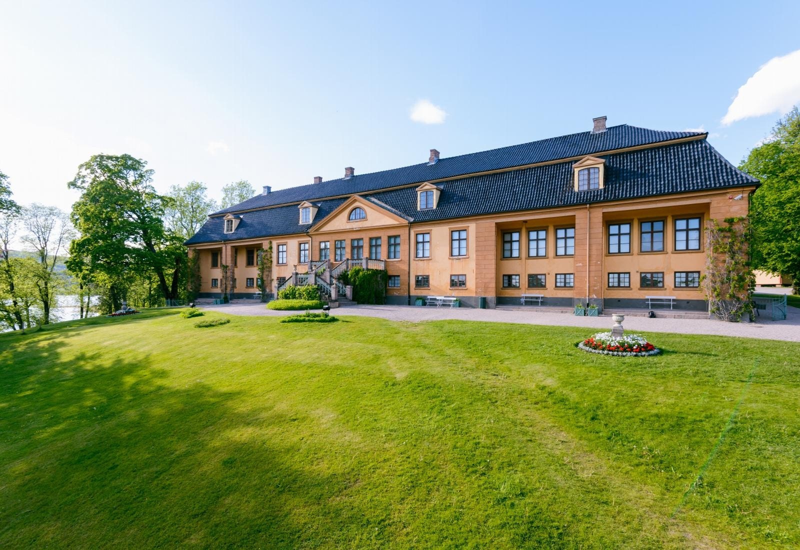 Nærhet til Bogstad gård, kafé, museumsbutikk, besøksgård og aktiviteter for hele familien Galleribilde