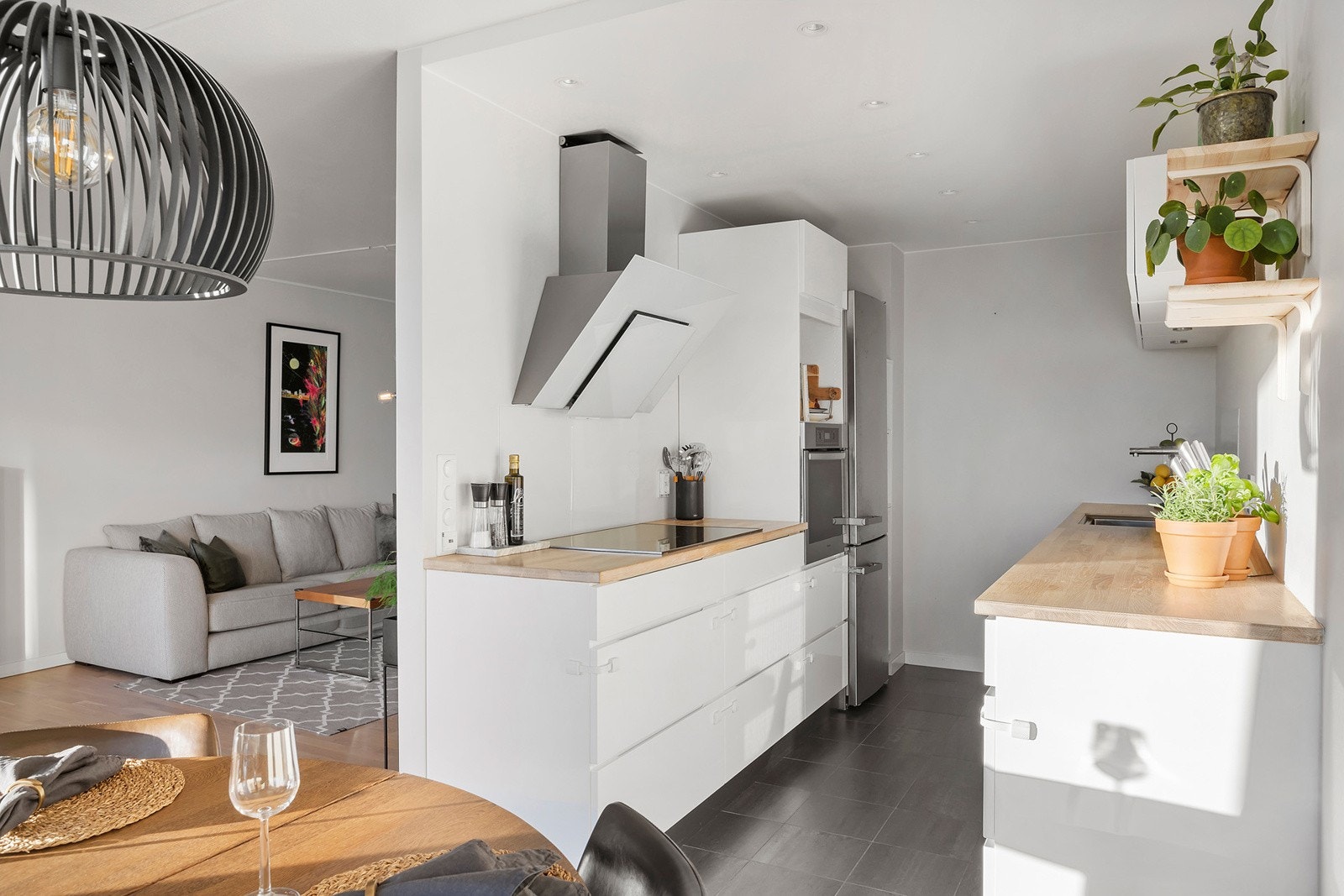 Pent kjøkken med flislagt gulv og downlights i tak Galleribilde