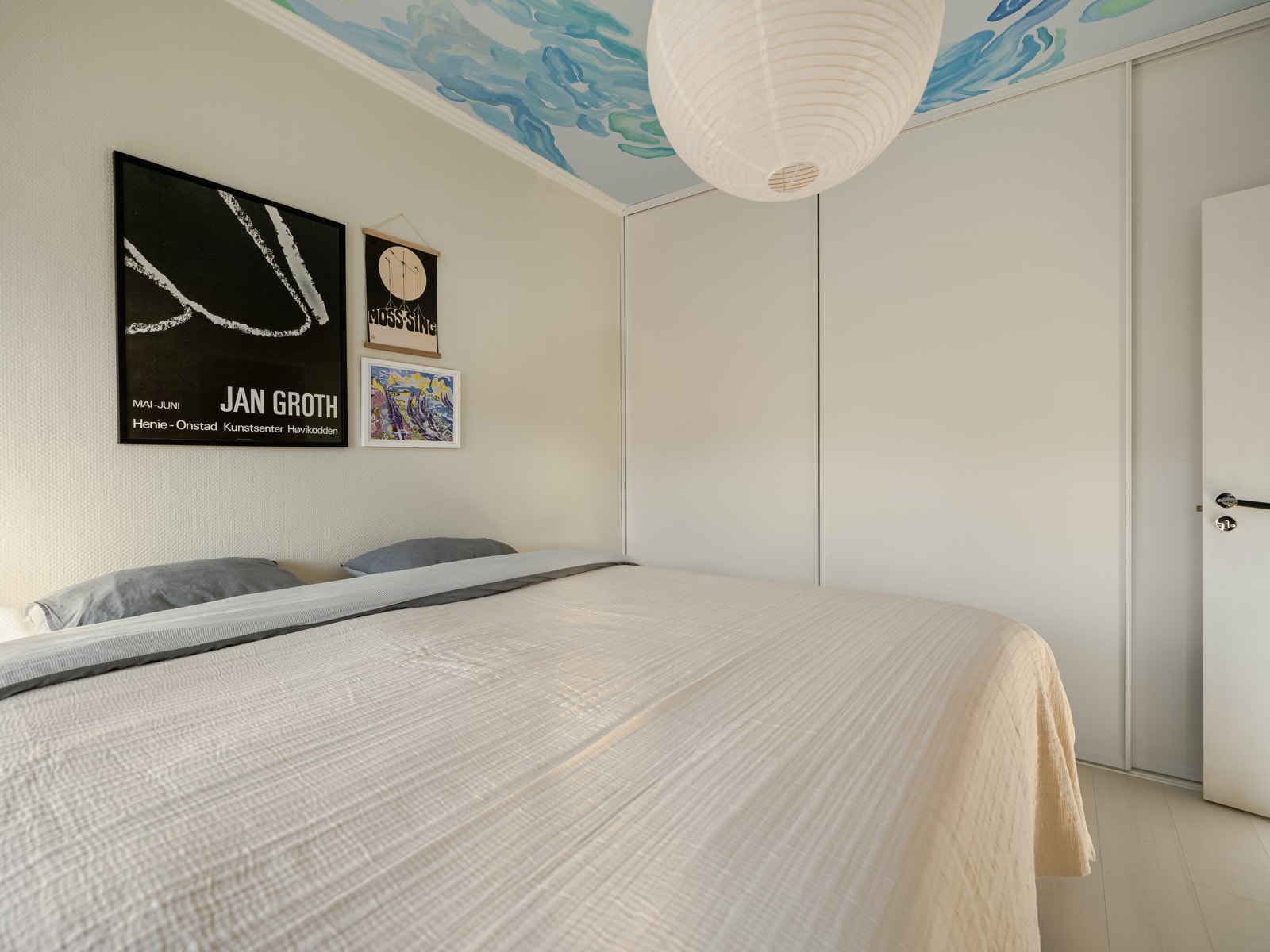 Det er forresten rikelig skapplass i en stor skyvedørsgarderobe her også. Galleribilde