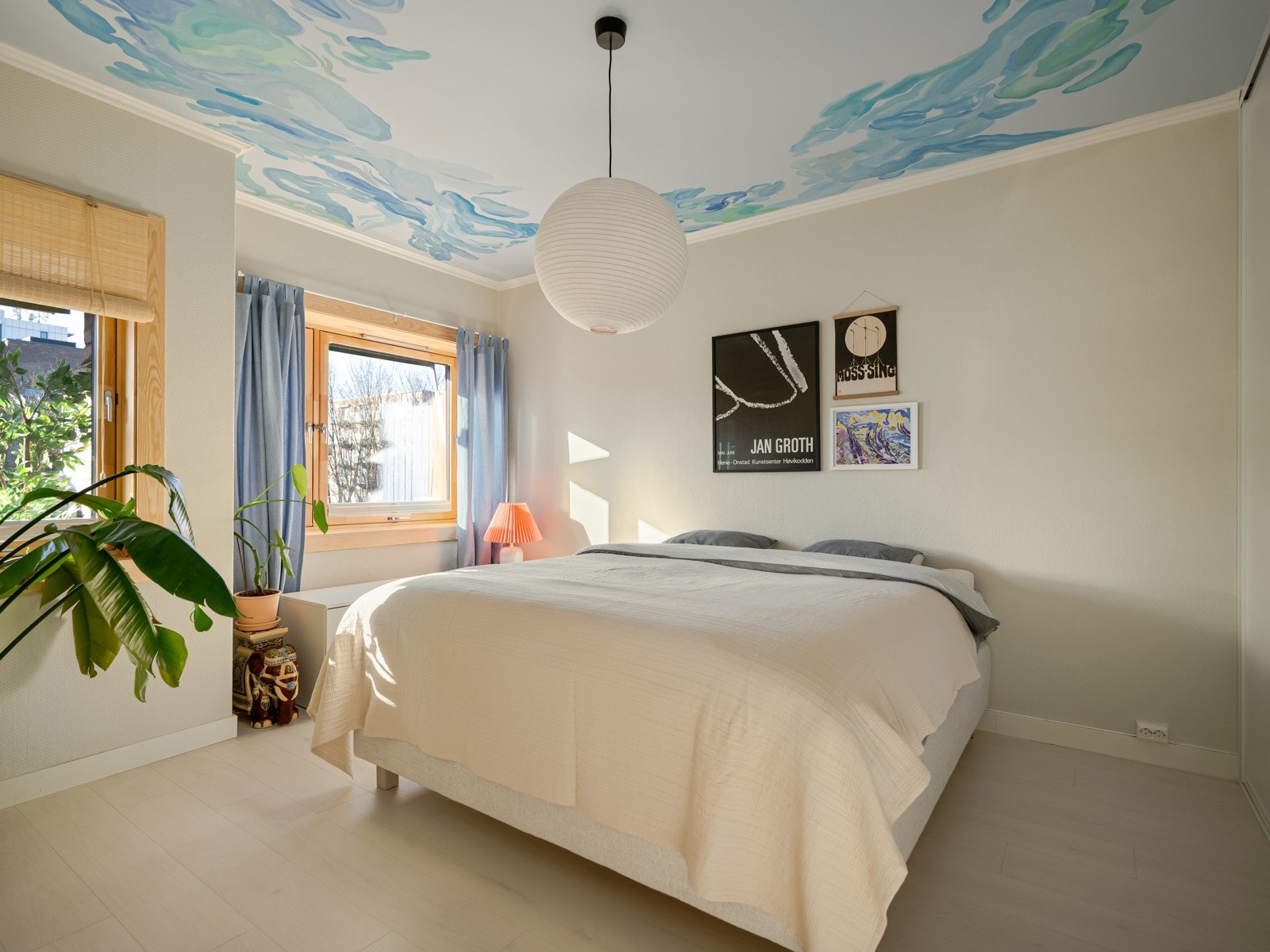 Alle vinduene ble skiftet i 2023, og i denne leiligheten ble det valgt karmer i tre fremfor hvit. Det lager en skikkelig lun og god stemning. Galleribilde