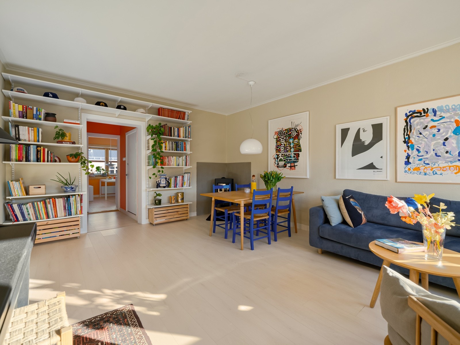 Inne i stua igjen, og dette er omtrent de du ser når du ser inn verandadøren. Galleribilde