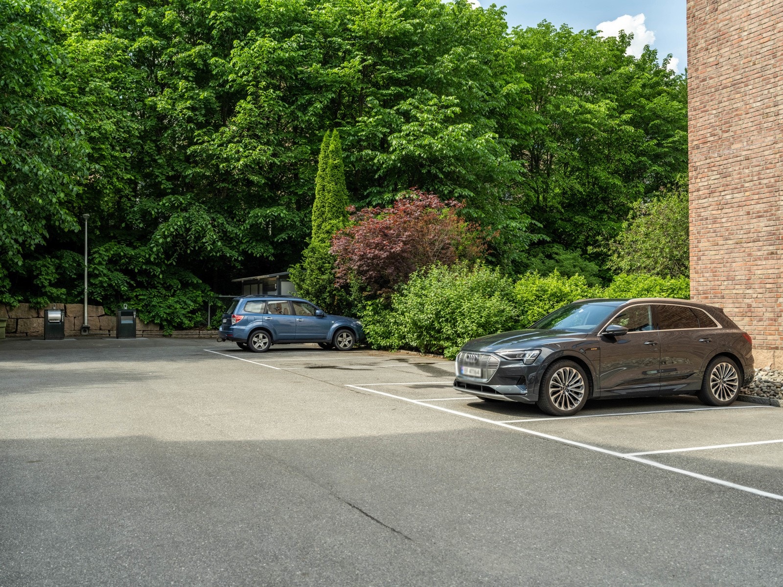 Det er mulighet for å få tildelt parkeringsplass med lader. Galleribilde