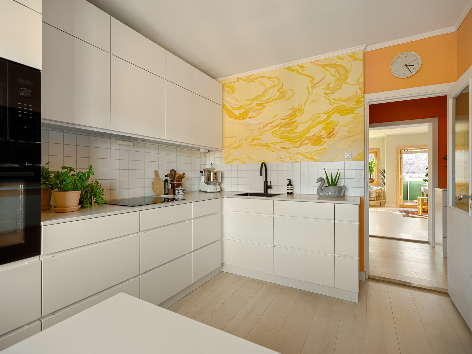 Kjøkkenet har blant annet digge ting som Quooker-kran (kokende vann) og benkeplate i kompositt. Galleribilde