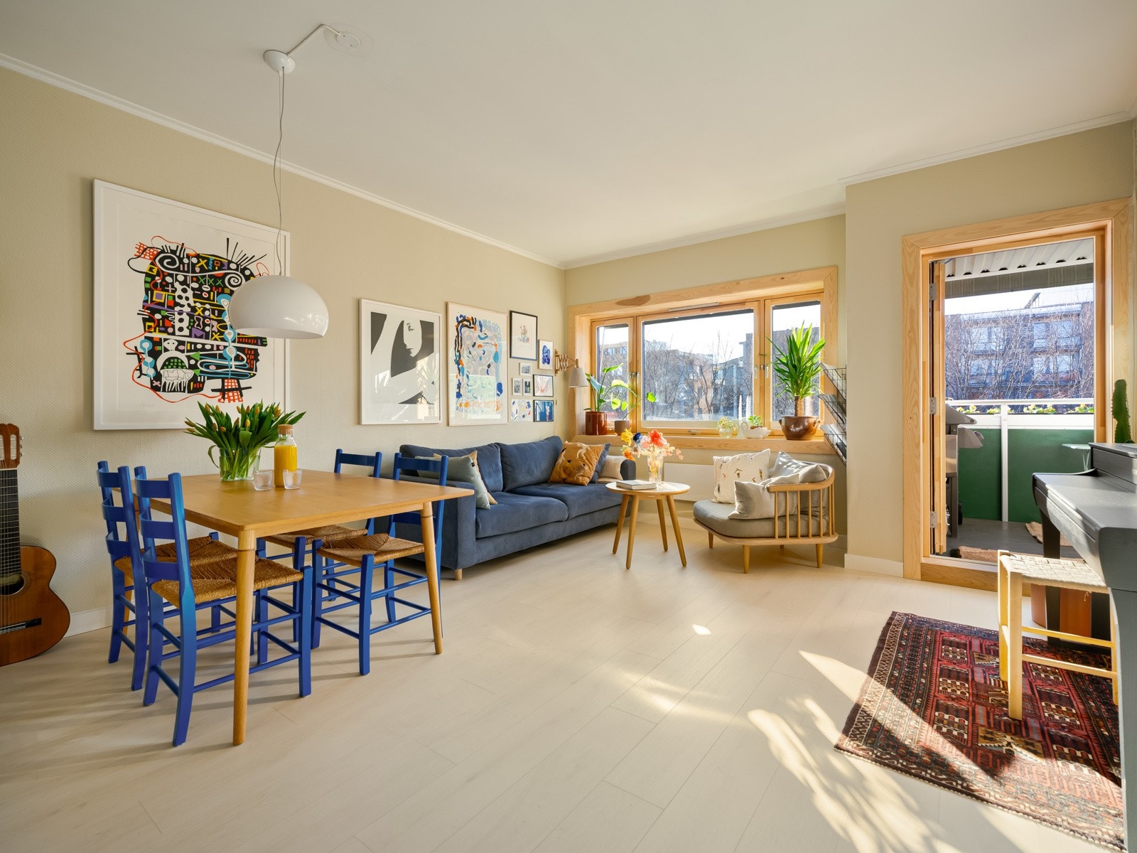 Leilighetens stue er ordentlig stor og romslig, med plass til både sofadel og spisestue. Galleribilde