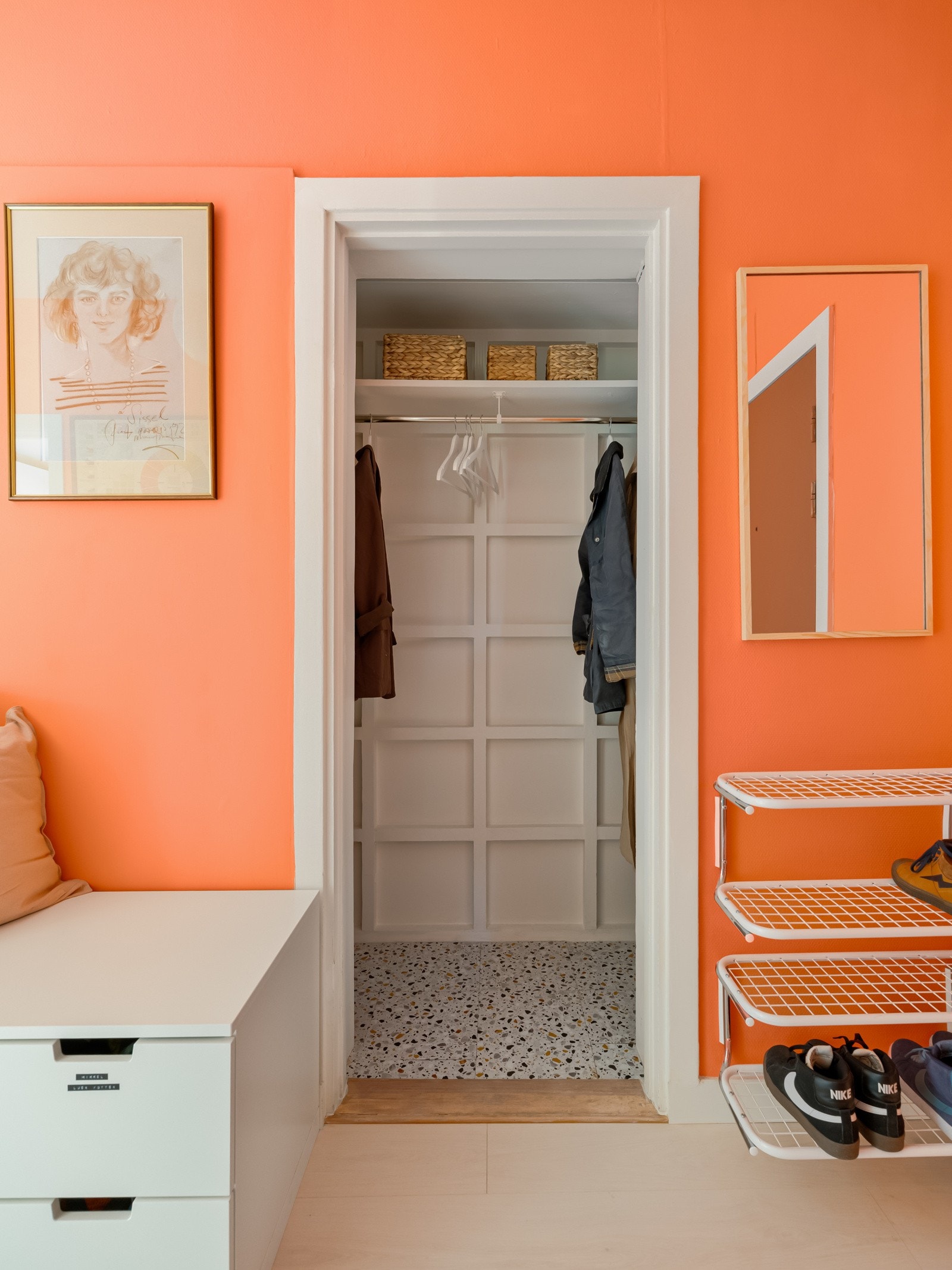 Det er også en superpraktisk garderobe her. Galleribilde