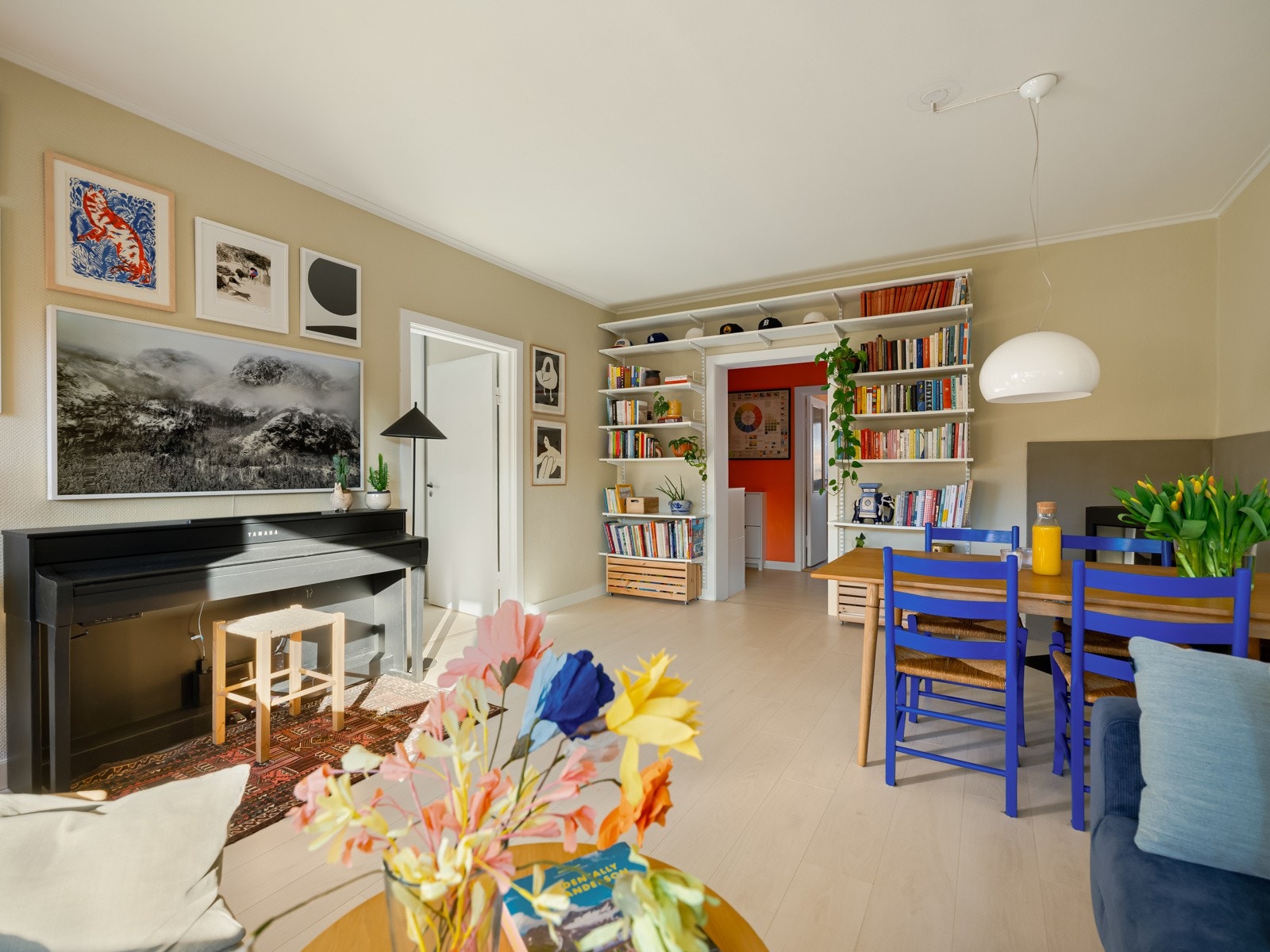 Fine, plassbyggede bokhyller i enden av stua og mot gangen. Galleribilde