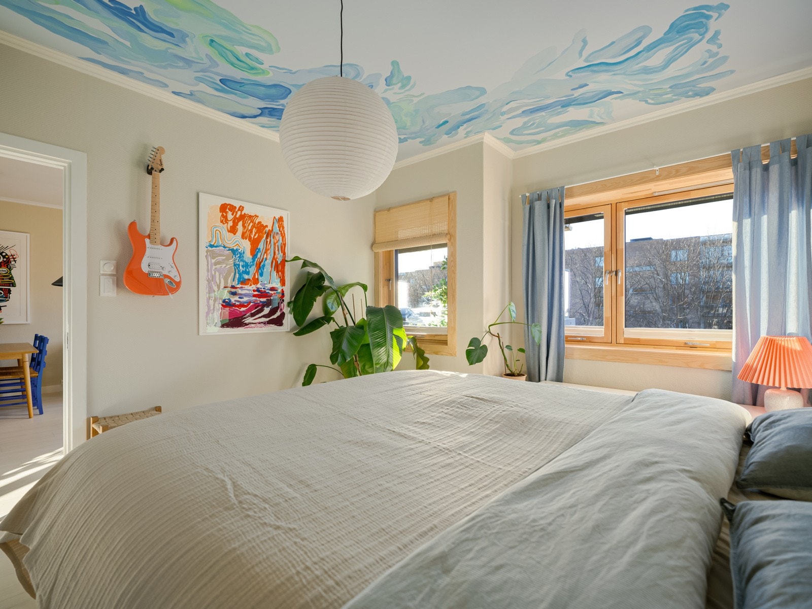 Nå er vi inne på hovedsoverommet, innenfor stua. Her er det virkelig deilig å våkne, med fuglekvitter som det eneste som lager lyd. Galleribilde