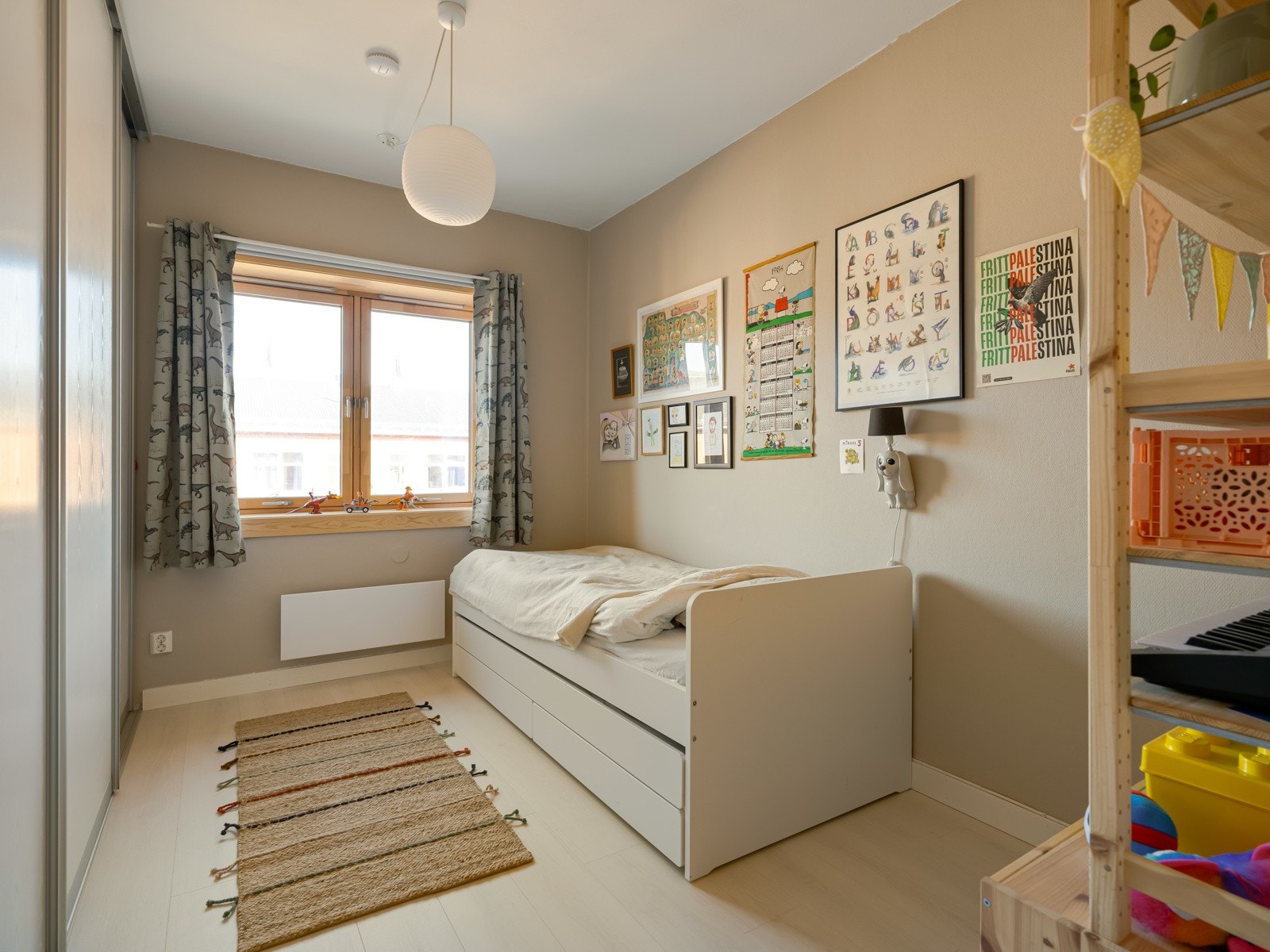 Soverom 2 er i dag brukt som barnerom, og er perfekt også som kontor og gjesterom. Galleribilde