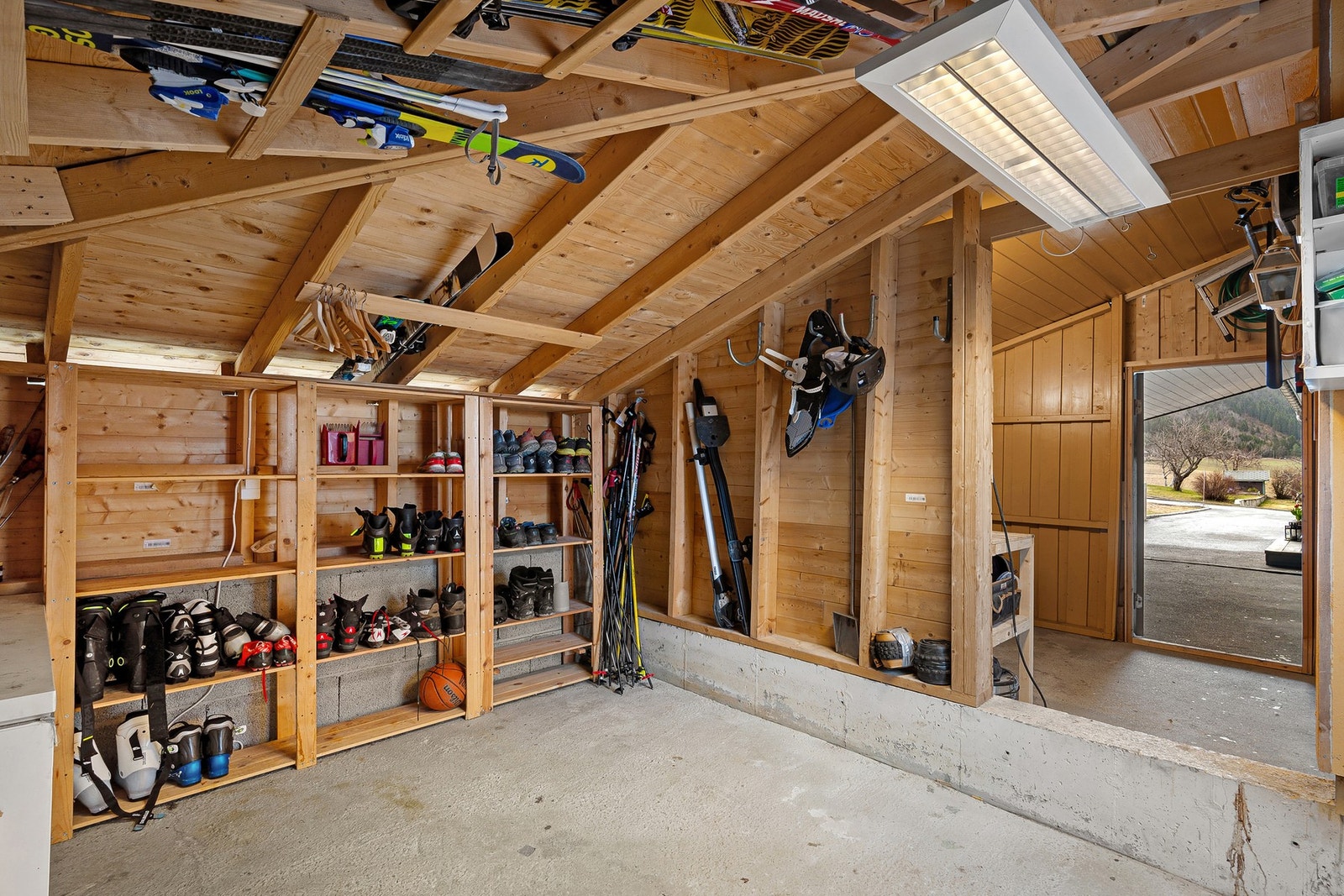 To boder på rett i overkant av 20 kvm til sammen. Praktisk å få unna ski- og sportsutstyr. Galleribilde