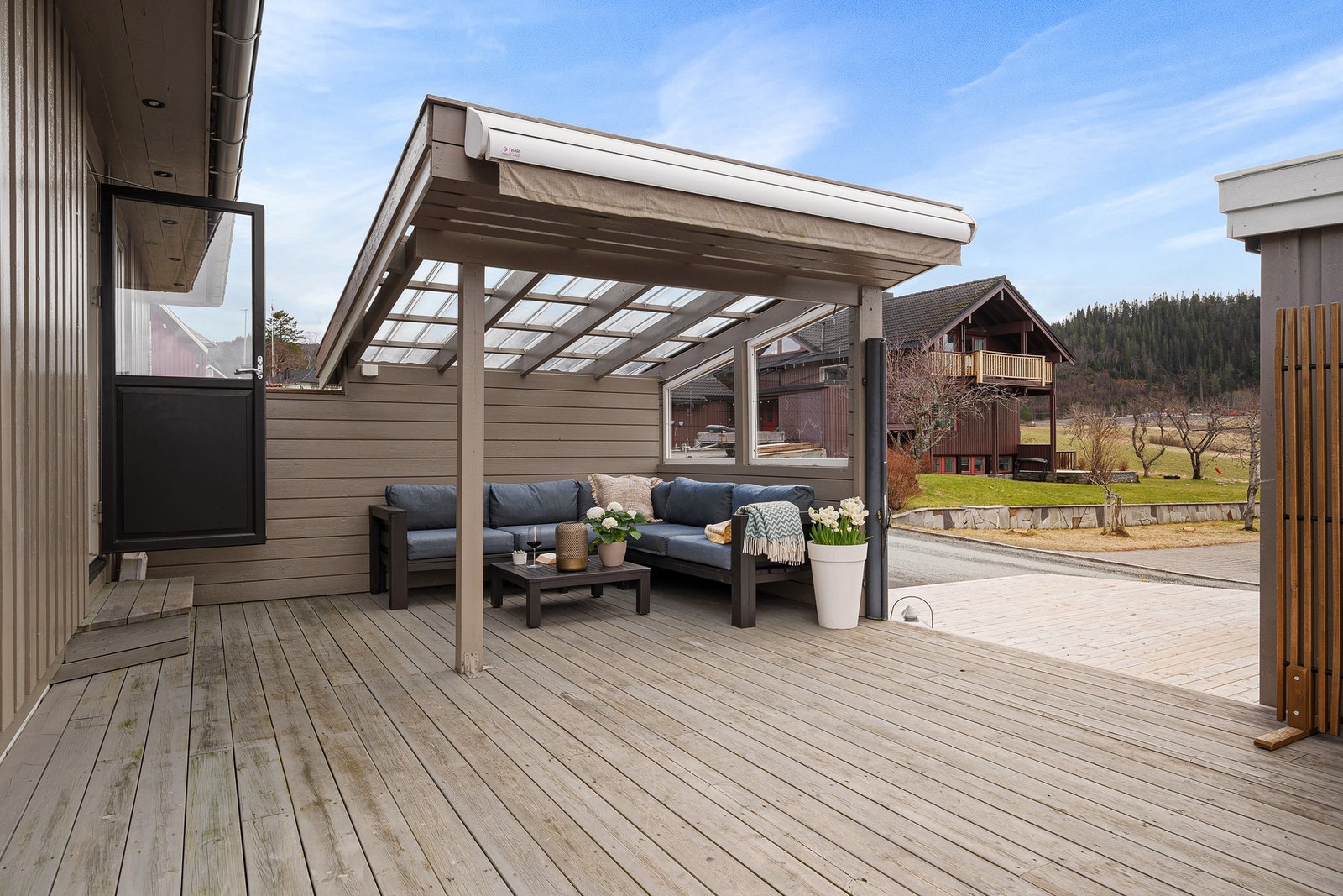 Eiendommen ligger tilbaketrukket til i en rolig blindvei. Galleribilde