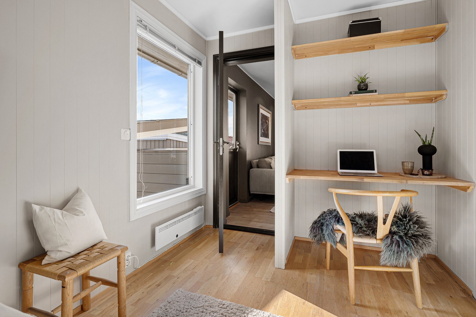 Stor vindusflate og plass til arbeidsstasjon eller garderobeløsning. Galleribilde