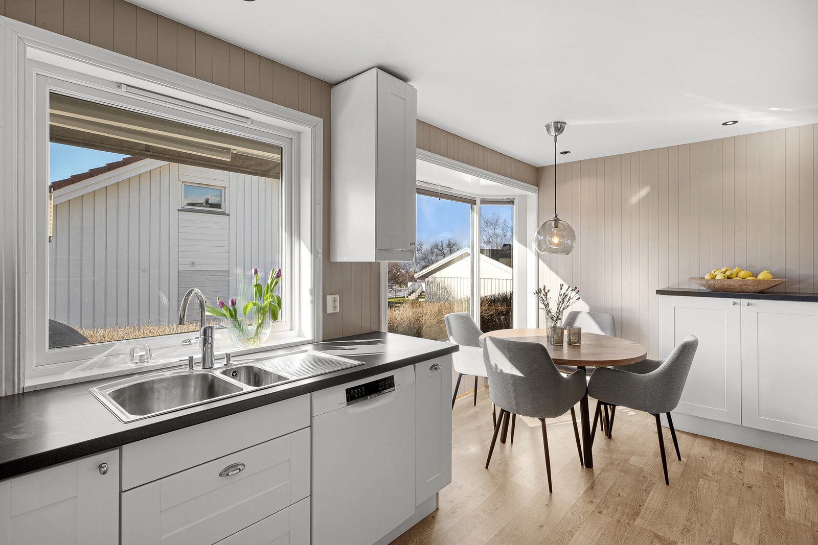 Kjøkkenet har fått TG1 på alle punkter. Boligen er for øvrig i meget god stand, noe som bekreftes i takstmannens tilstandsrapport. Galleribilde