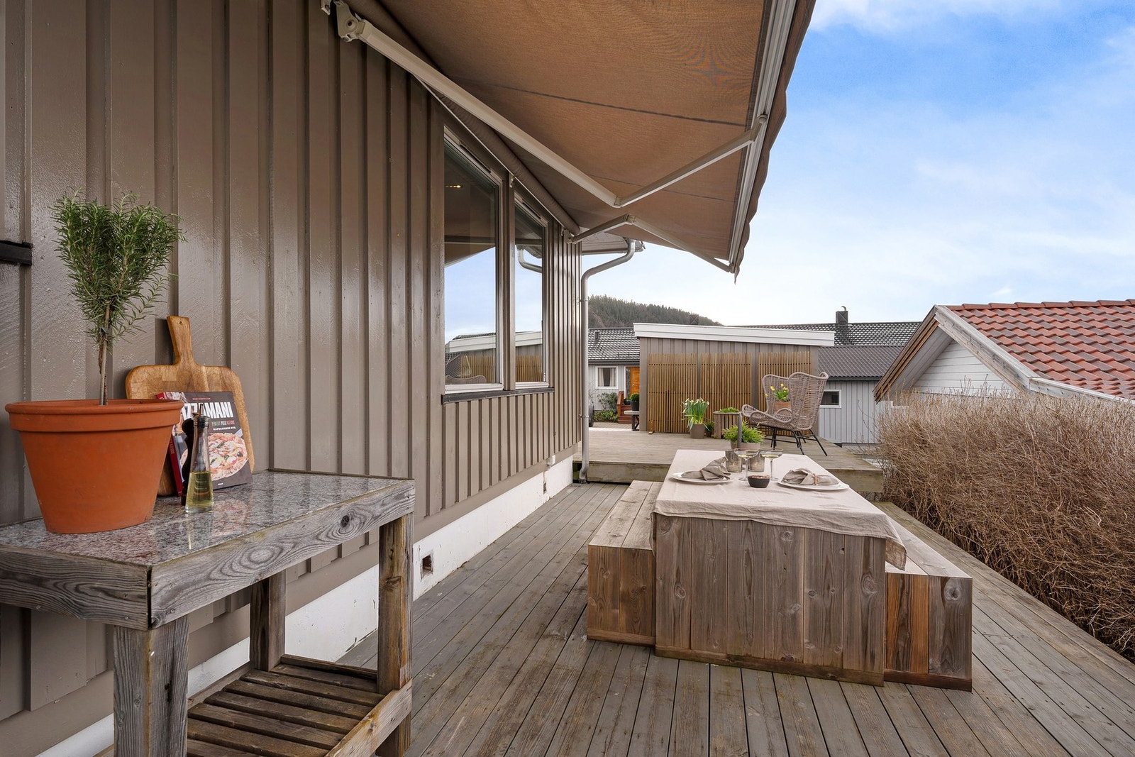 Eiendommen har en rekke uteplasser og terrasser på til sammen ca. 85 kvm. Markisen er kjekk å ha når solen steker. Galleribilde