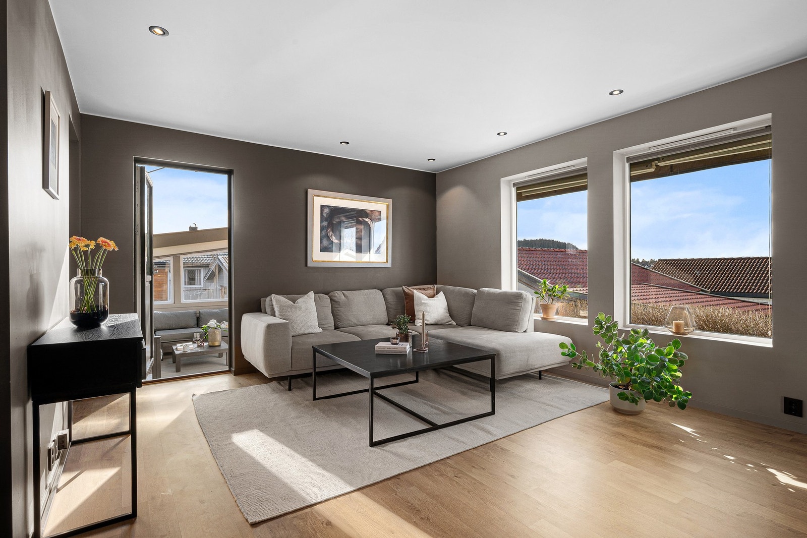 Stue ble pusset opp i 2020. Det ble da lagt gips på vegger og i tak. Listefri utførelse. Galleribilde