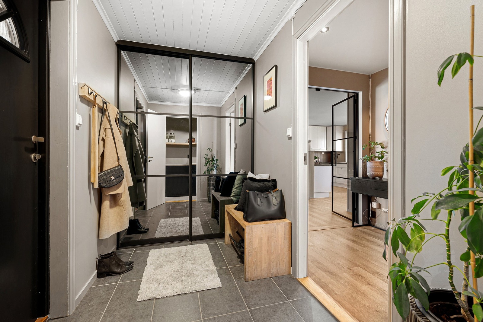 Yttergang er malt i 2025. Skyvedørsgarderobe ny i 2019. Ytterdør malt i 2025. Varmekabler i gulv. Galleribilde