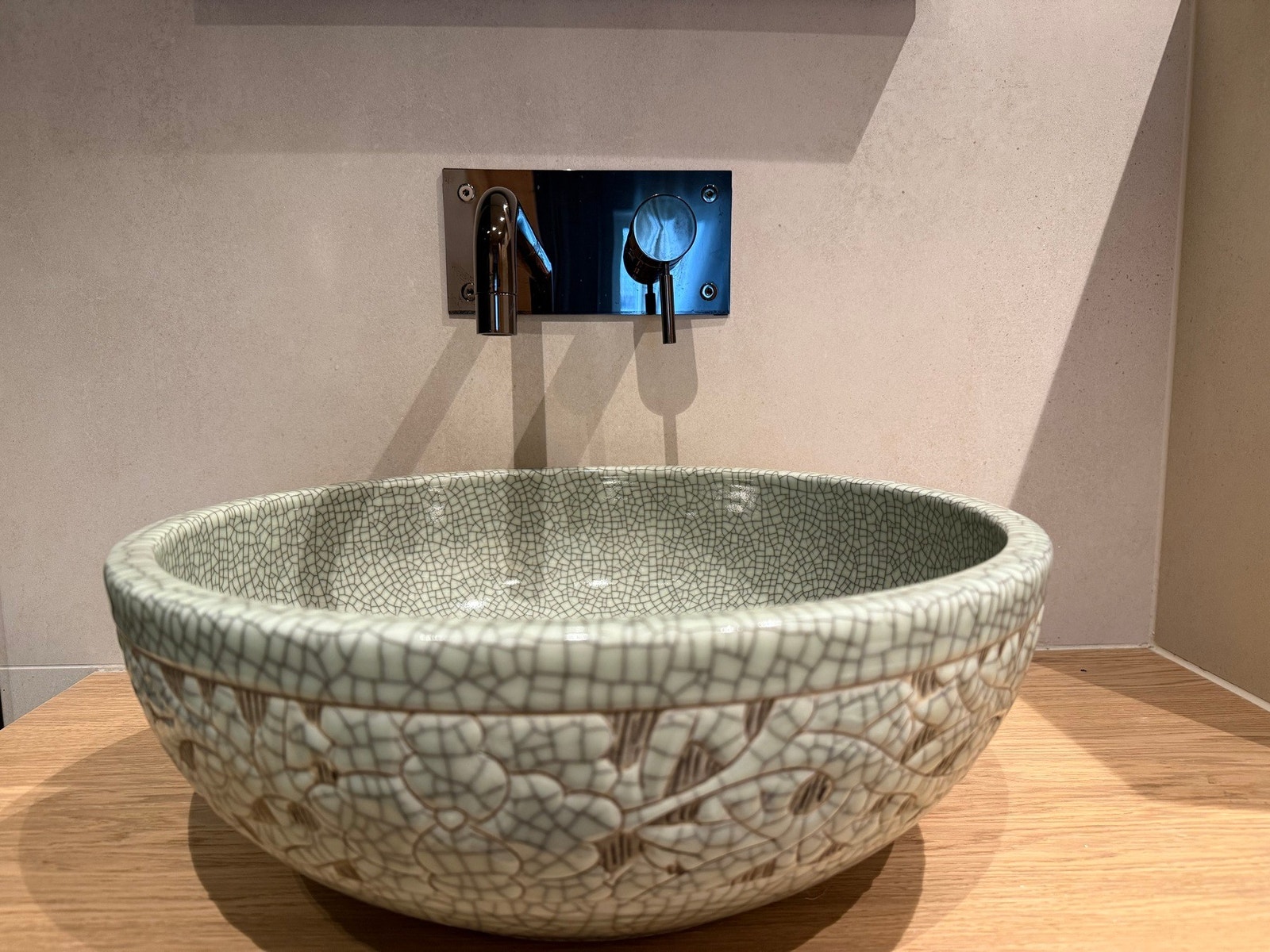 Eksklusiv, håndlaget servant i porselen fra England gir et unikt blikkfang. Galleribilde