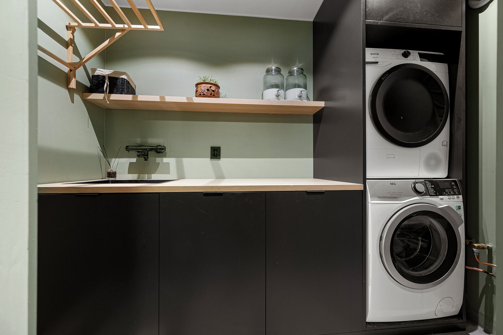 Svært praktisk med separat vaskerom fra 2023. Armatur og vask fra Tapwell. Her er det også plassbygd innredning i eik-utførelse. Galleribilde